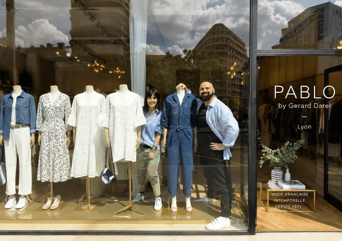 Juan Carlos Barrón trabajando con una dependienta en el escaparate de una tienda de moda