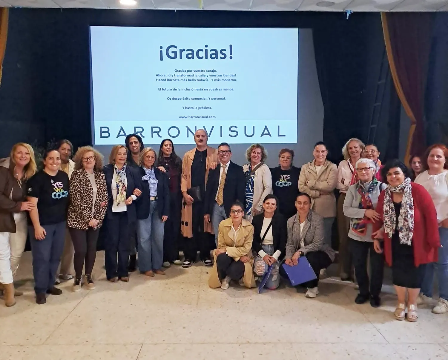 Grupo de comerciantes junto a Juan Carlos Barrón al terminar una jornada formativa