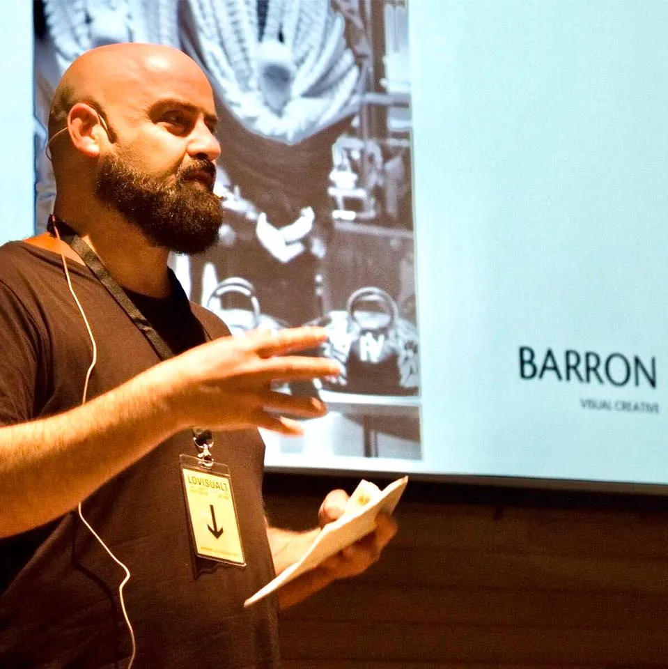 Juan Carlos Barrón presentando ante una pantalla